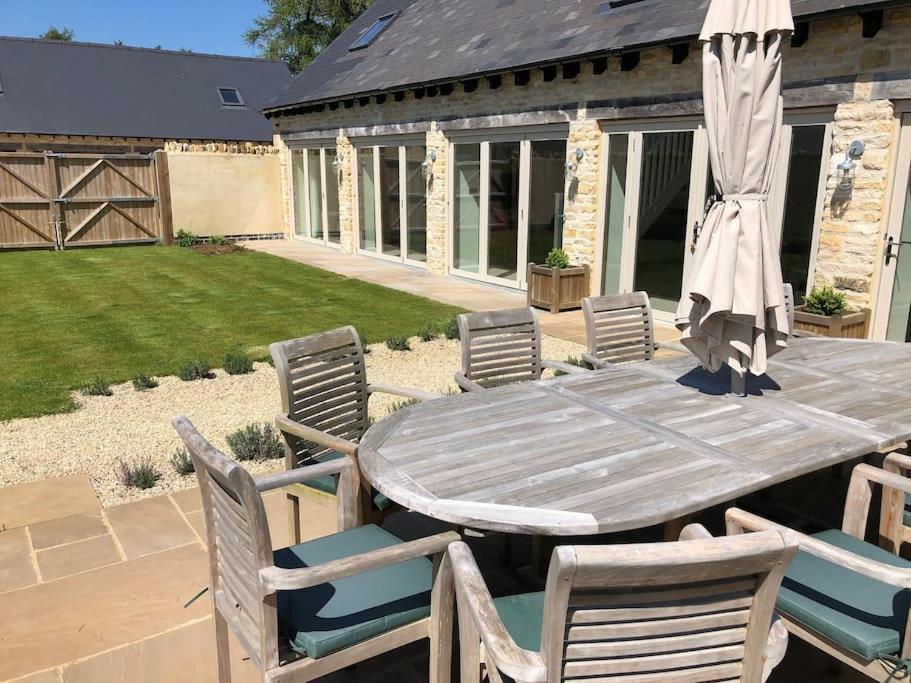 Stone Barn, Contemporary Barn Conversion Cheltenham Bagian luar foto