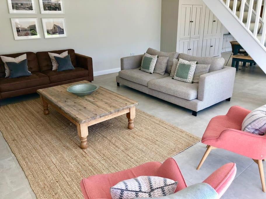 Stone Barn, Contemporary Barn Conversion Cheltenham Bagian luar foto