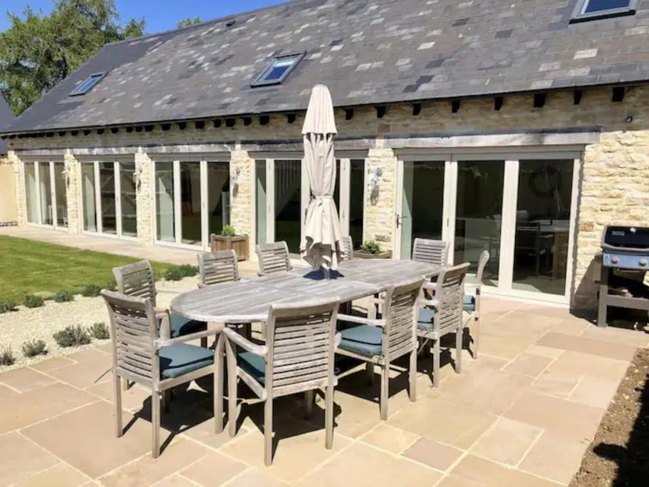Stone Barn, Contemporary Barn Conversion Cheltenham Bagian luar foto