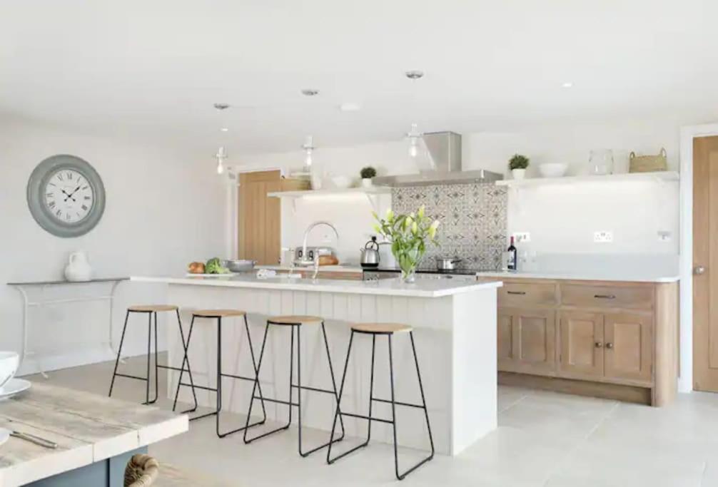 Stone Barn, Contemporary Barn Conversion Cheltenham Bagian luar foto