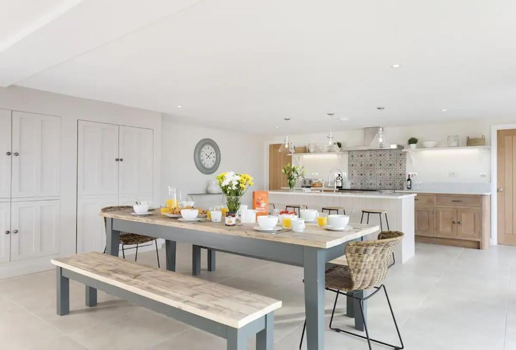 Stone Barn, Contemporary Barn Conversion Cheltenham Bagian luar foto