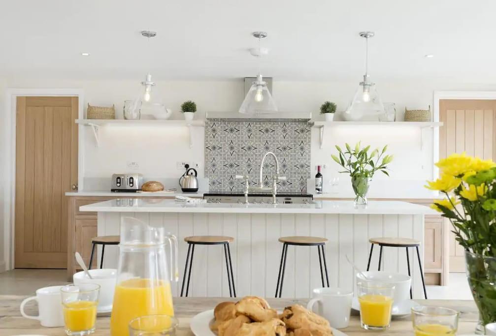 Stone Barn, Contemporary Barn Conversion Cheltenham Bagian luar foto