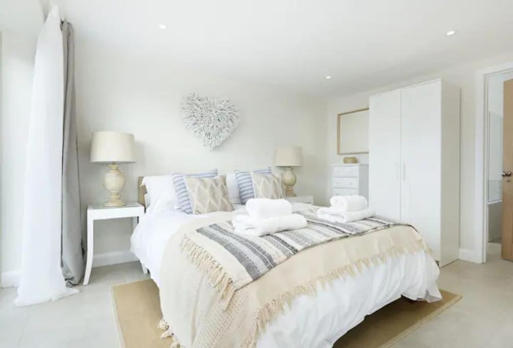 Stone Barn, Contemporary Barn Conversion Cheltenham Bagian luar foto