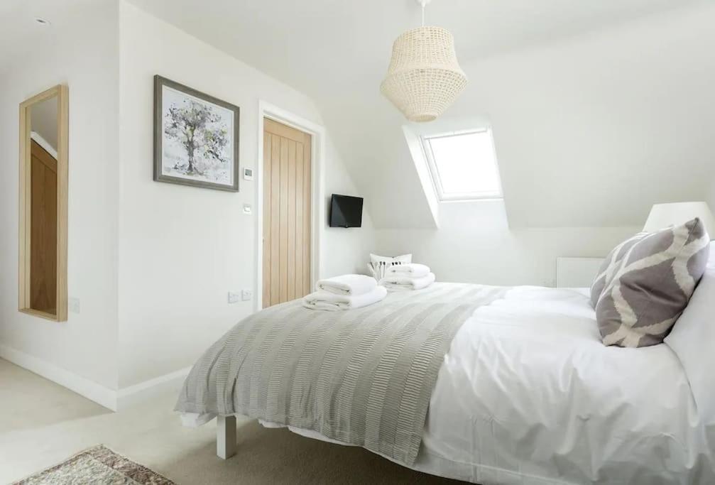 Stone Barn, Contemporary Barn Conversion Cheltenham Bagian luar foto